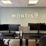 piepschuim logo Montis Q wit
