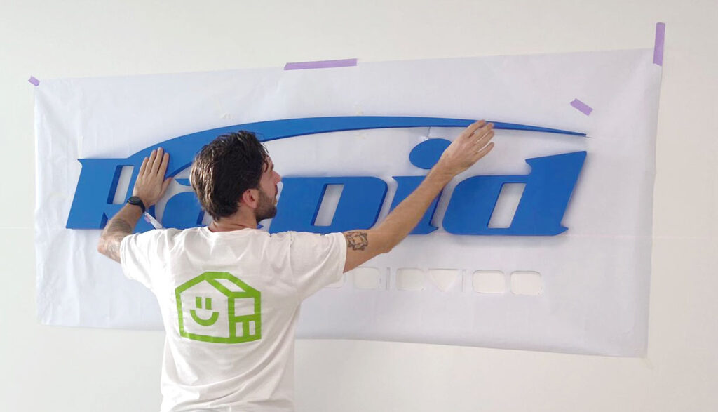 logo ophangen